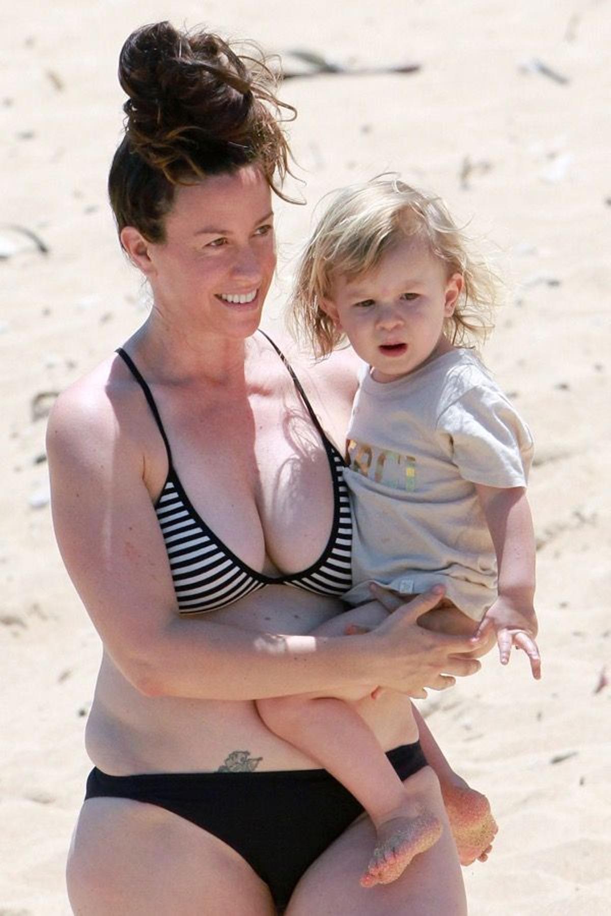 Alanis Morissette con su hijo Ever Treadway de vacaciones, 2013