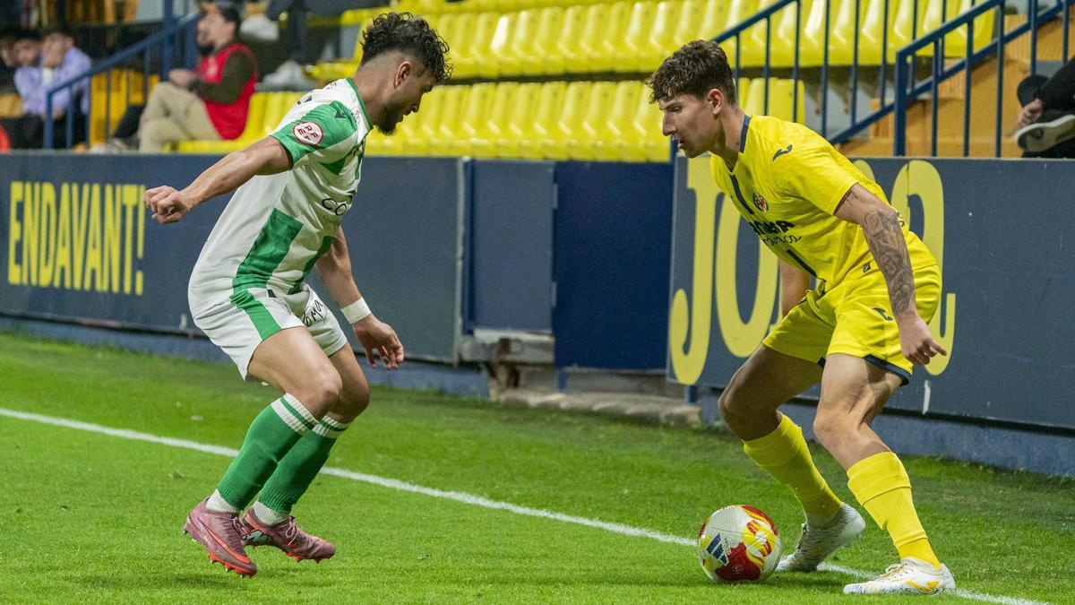 Eneko Ortiz, que cuajó un gran partido, dejó el lateral para jugar en el eje de la defensa.