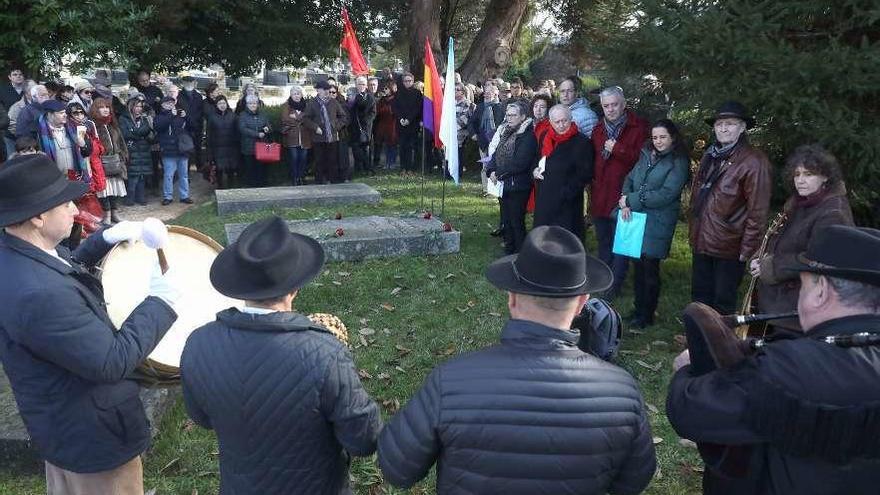 Un momento del homenaje a Isaac Díaz Pardo en el cementerio de Boisaca de Santiago. // Xoán Álvarez