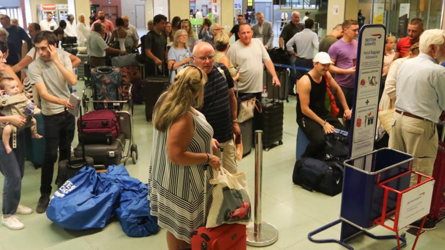 Un grupo de pasajeros hace cola en el aeropuerto de Ibiza.