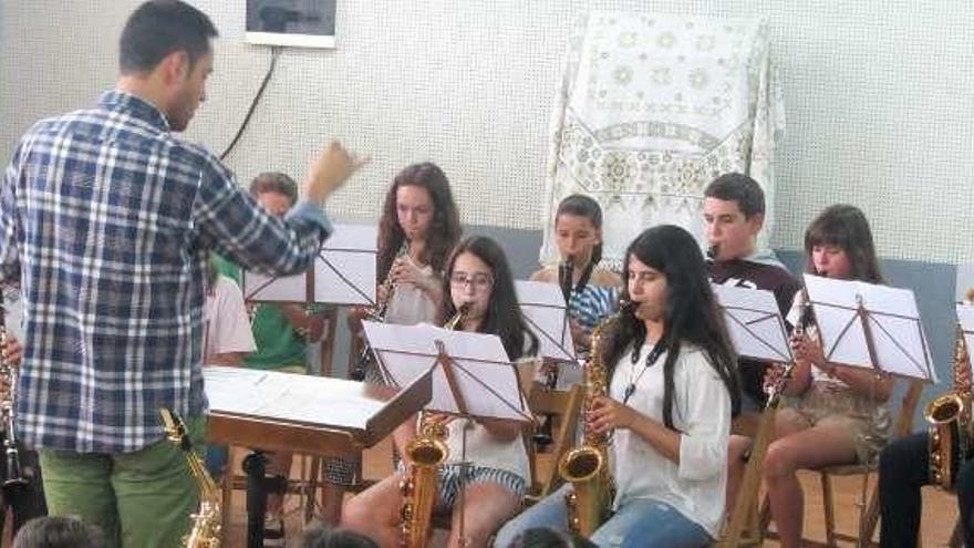 Los alumnos de viento-madera en un concierto. // I.Abella