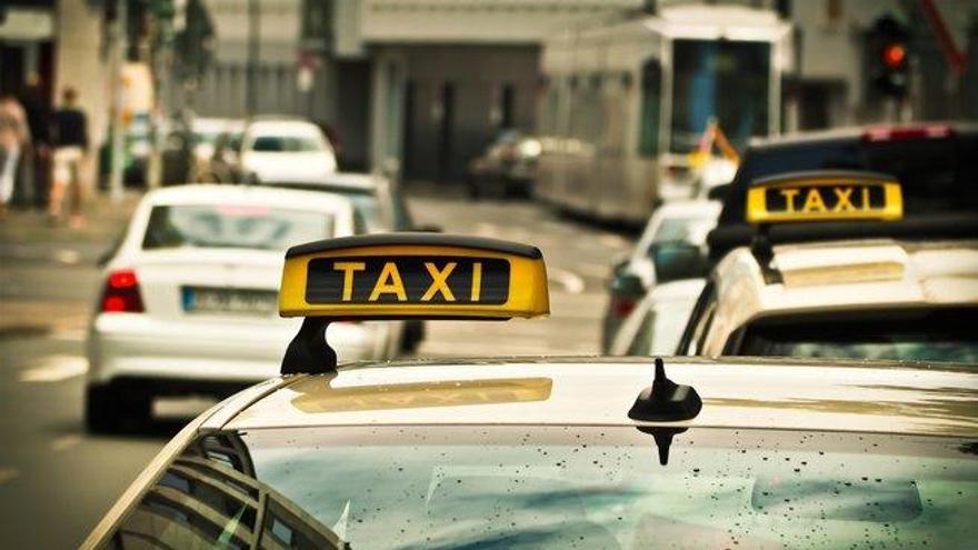 Seis taxistas de Vigo se suman a la protesta de trabajar con falda