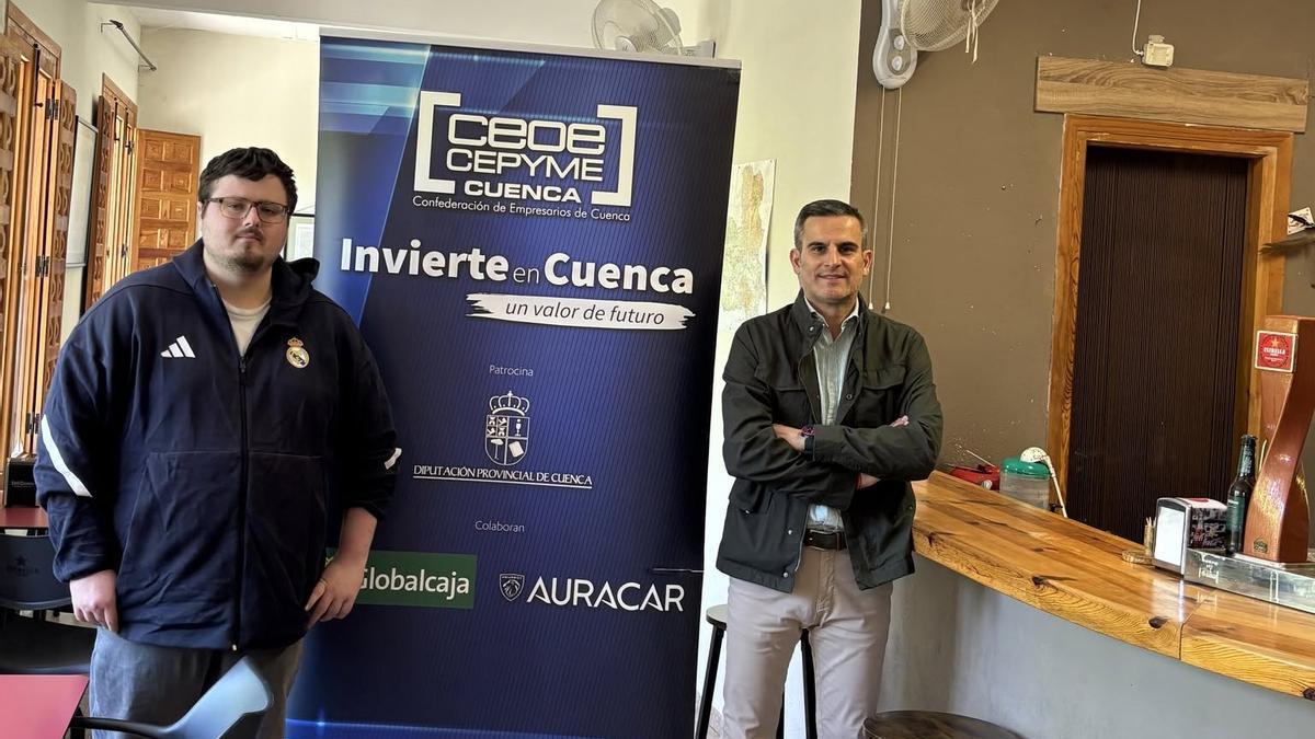 Javier, a la izquierda, posa en su bar junto a Julián Sorando, técnico de la Oficina de Atención al Inversor.