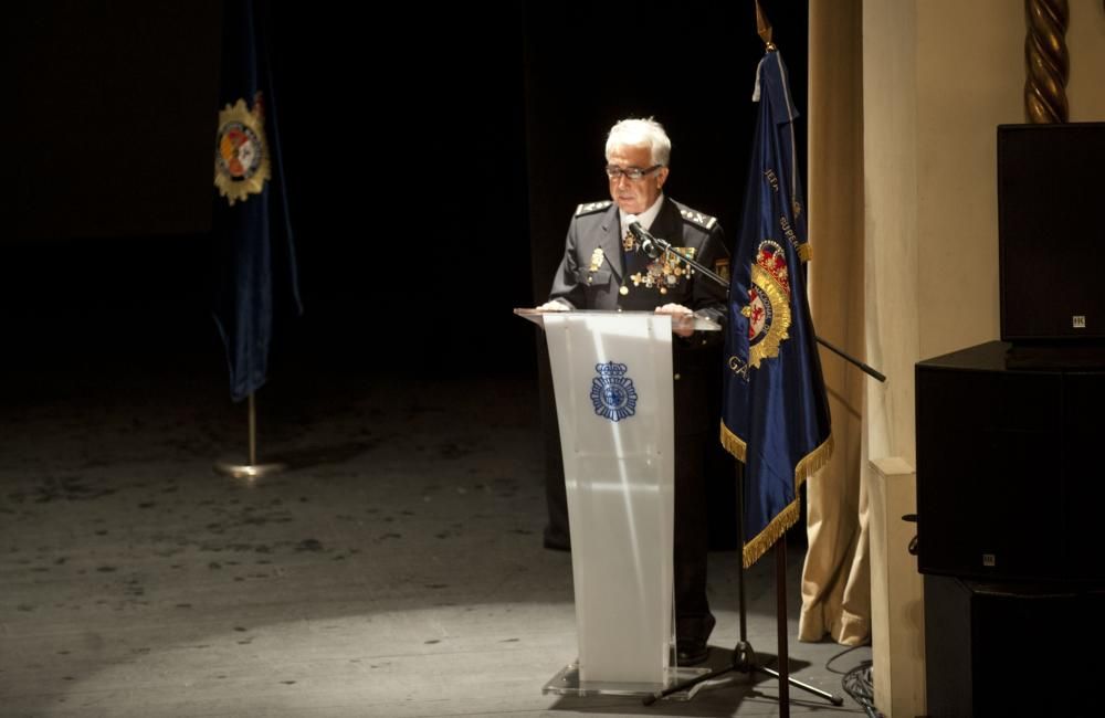 En un acto celebrado en el teatro Colón, se han impuesto las Medallas al Mérito Policial a los integrantes de la Policía Nacional que a lo largo del año han destacado por su entrega al servicio.