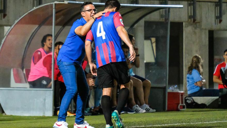 Dani Ponz da instrucciones durante el choque ante el Crevillente.