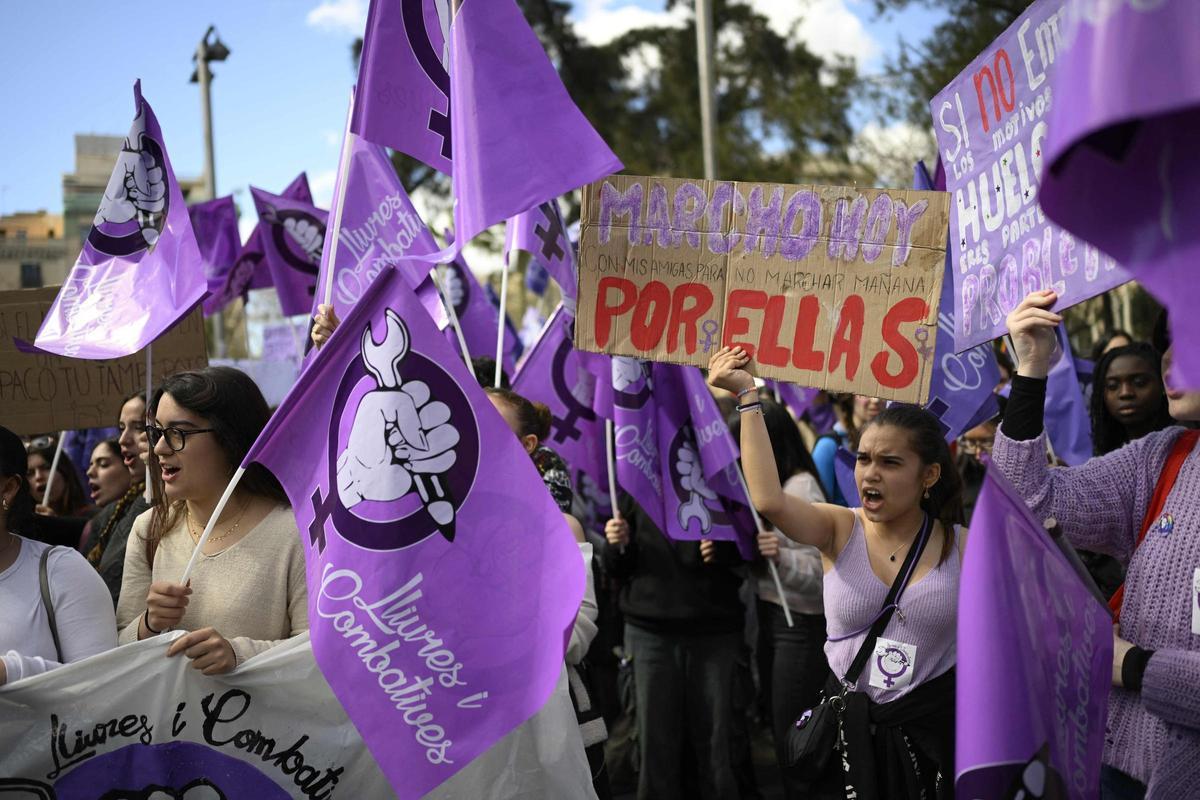 Estudiantes se manifiestan en Barcelona por el 8M