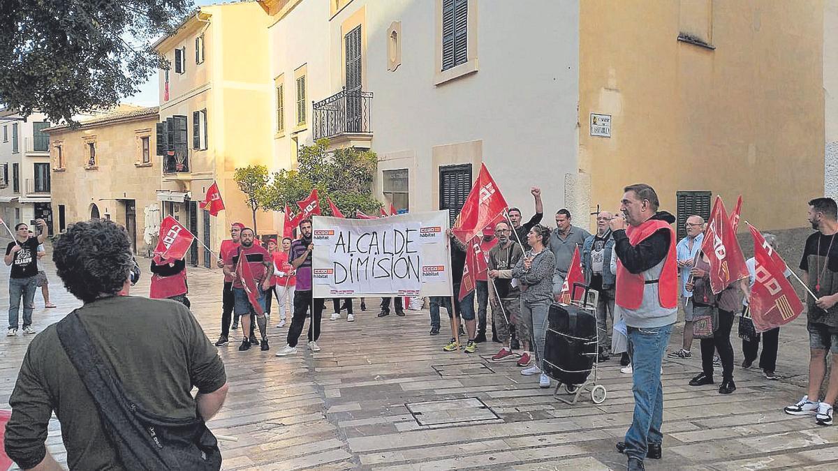 Un grupo de delegados del sindicato CCOO se concentró en el exterior del ayuntamiento de Alcúdia.
