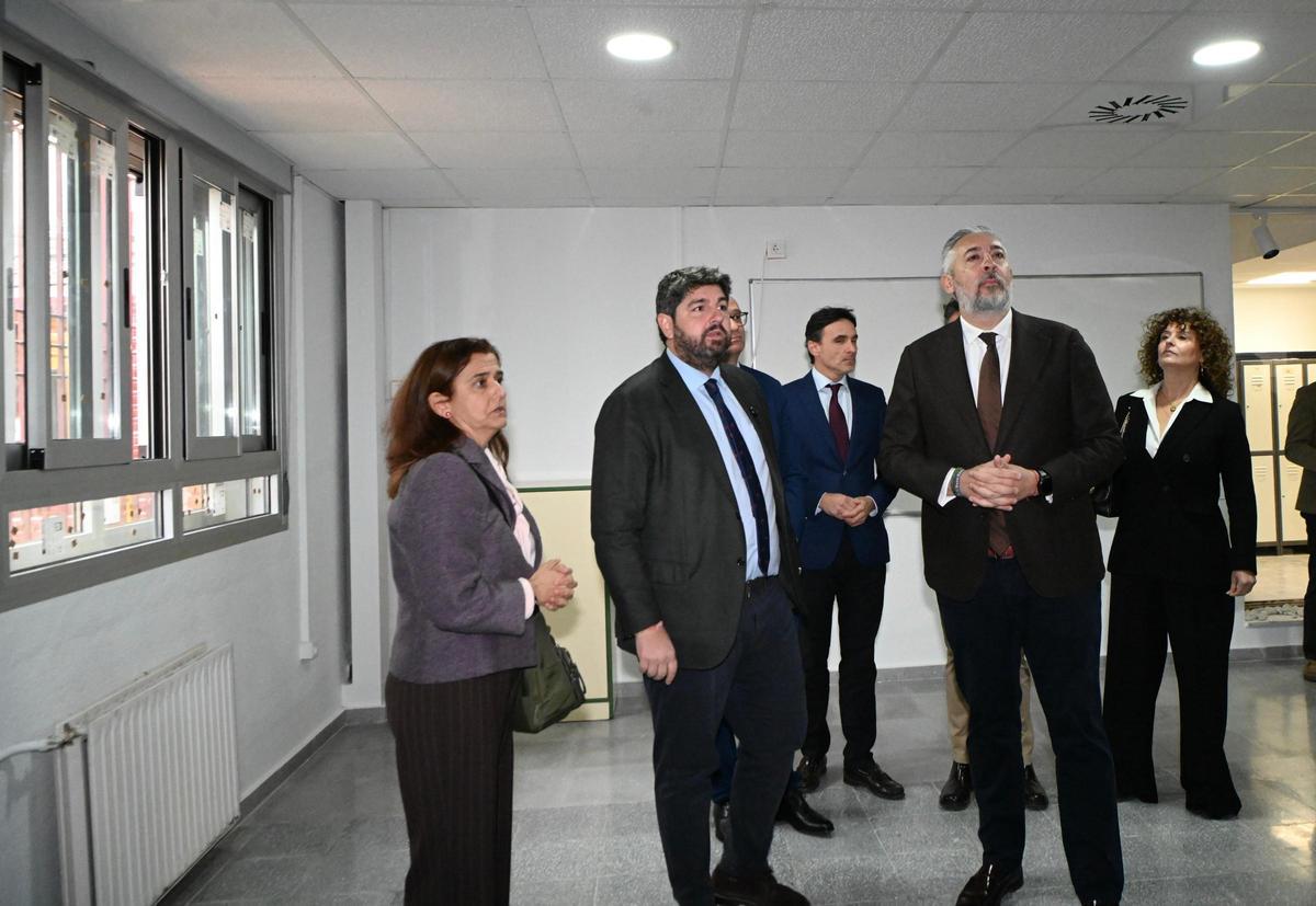 López Miras, durante su visita a las obras del instituto Poeta Julián Andúgar de Santomera.