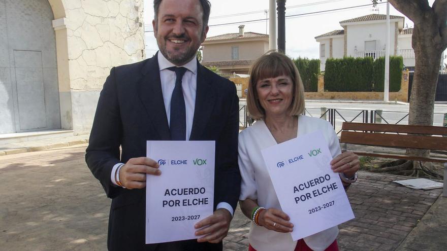 Pablo Ruz y Aurora Rodil, el pasado martes en Valverde tras rubricar el pacto de gobierno. | ANTONIO AMORÓS