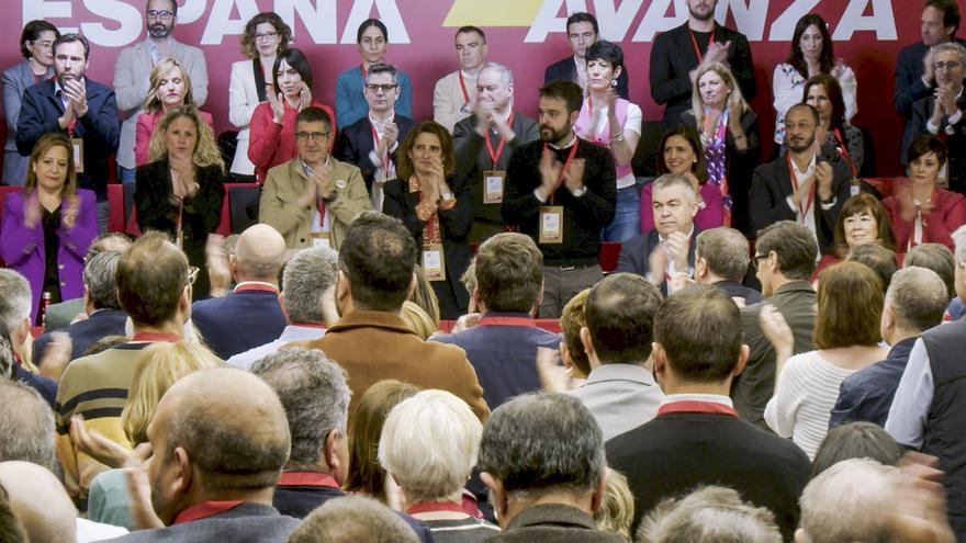 El PSOE respalda en pie y con aplausos a Begoña Gómez y pide cesar el &quot;acoso&quot;
