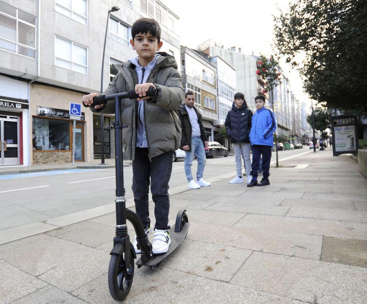 Un niño estrena en Lalín, ayer, un patinete. |  // BERNABÉ/JAVIER LALÍN