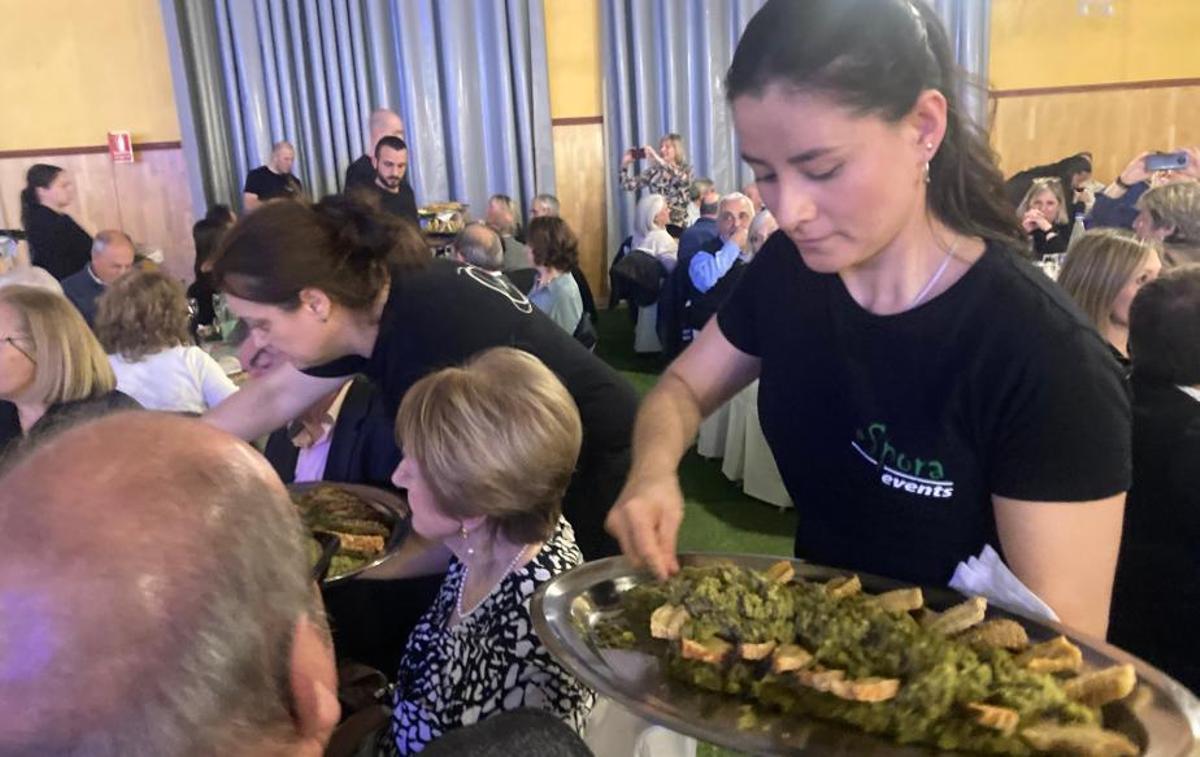 Una cambrera serveix el trinxat