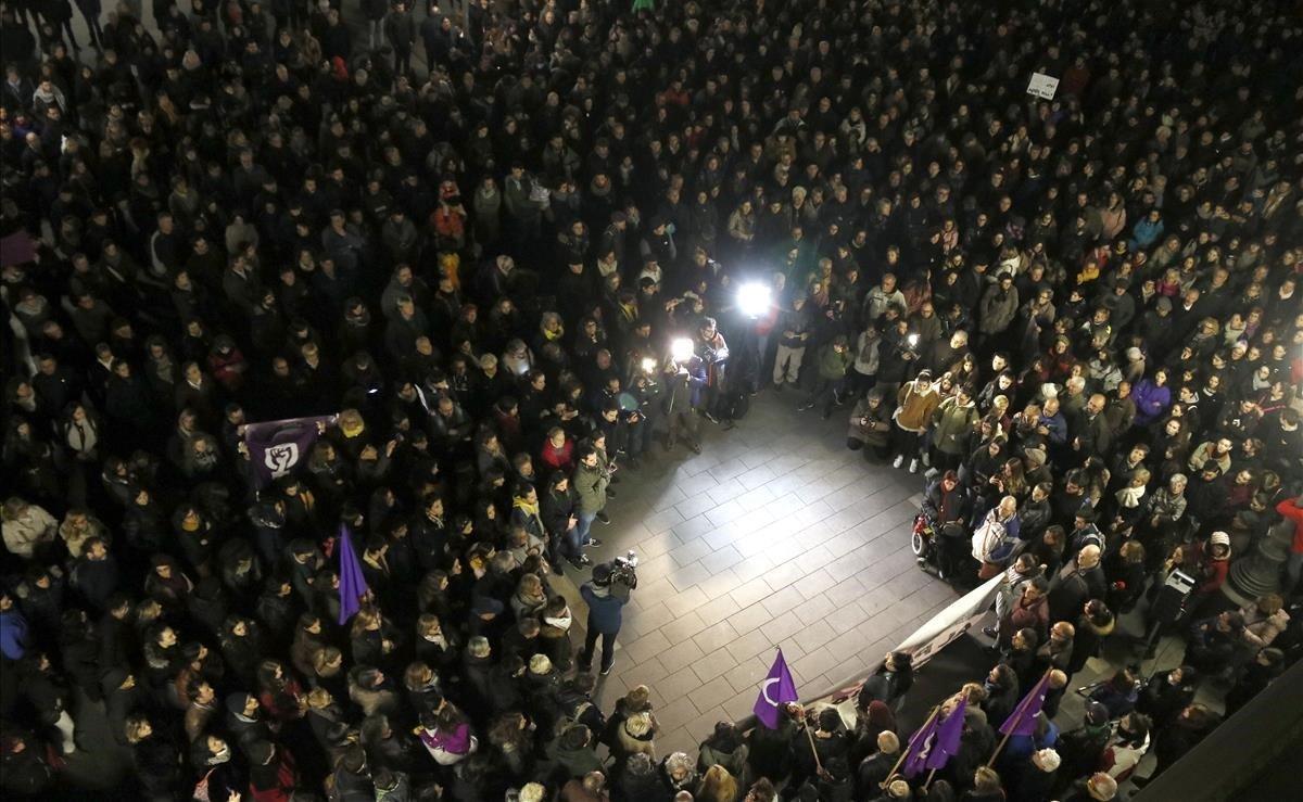 Concentración de rechazo a la violación múltiple de Sabadell.