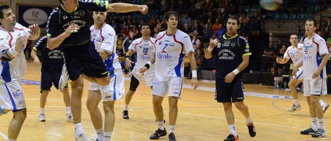 Serafín Pousada lanza a puerta en la única victoria del Cangas ante el Ademar en Asobal. // Gonzalo Núñez