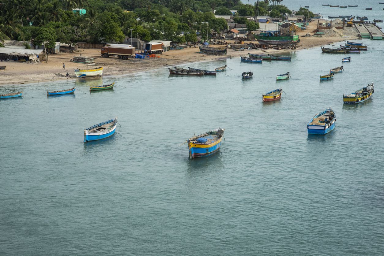 Fotografía de barcos de pesca en un pueblo de pescadores en Pamban en Rameshwaram.