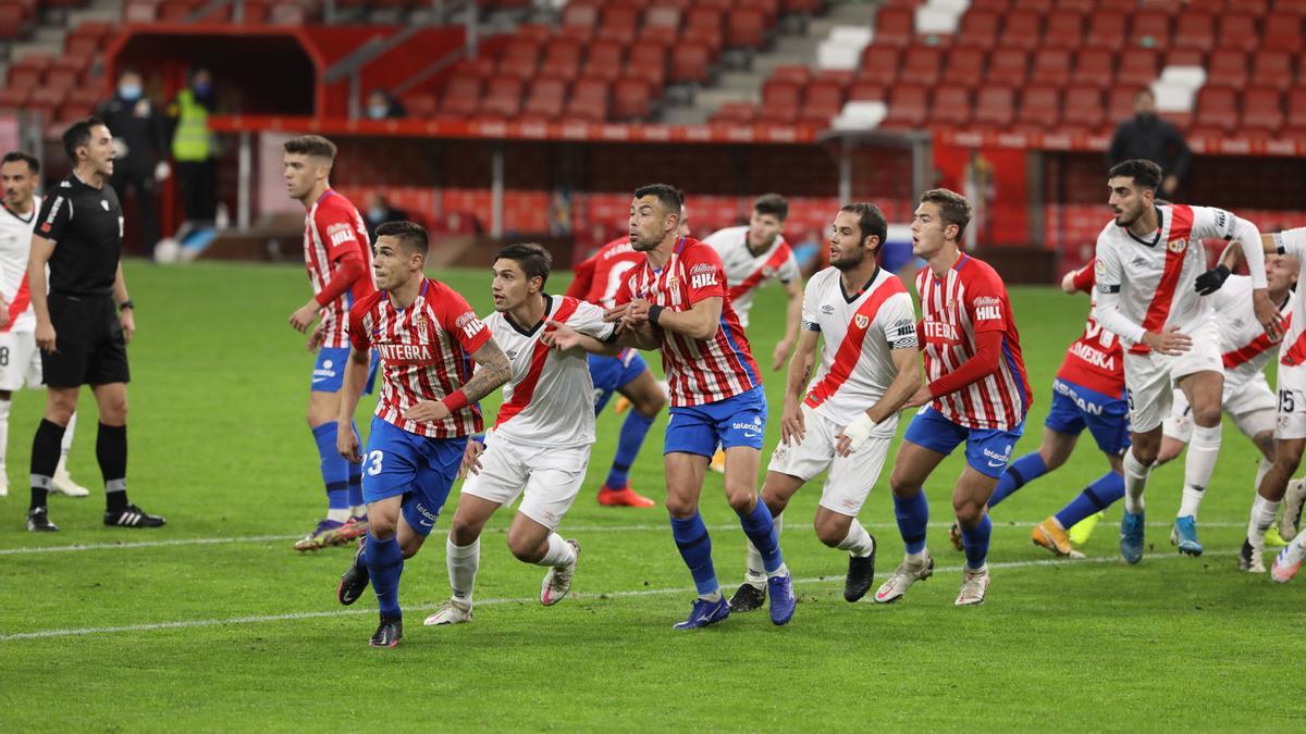 Una acción del Sporting-Rayo Vallecano.