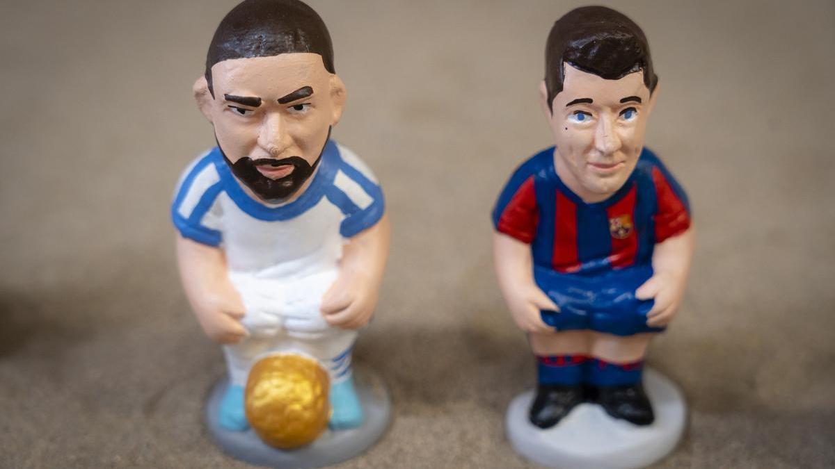 Figuras de Karim Benzema y Robert Lewandowski, delanteros de Real Madrid y Barcelona.