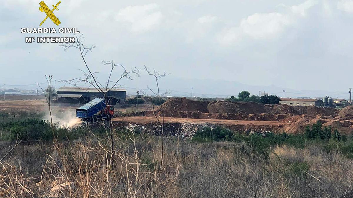 Desmantelan un enorme vertedero clandestino en Fuente Álamo