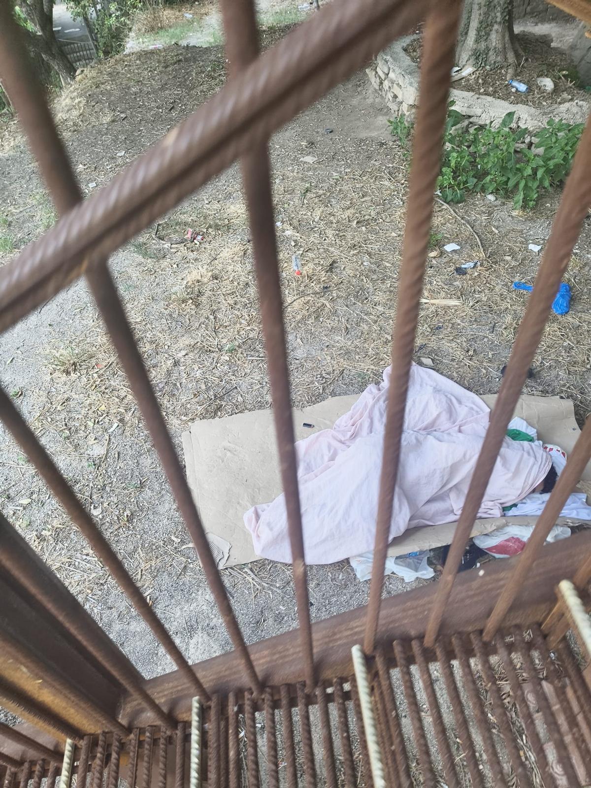 Una persona dormint al camí de la Creu del Tort