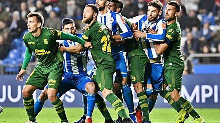 Eneko Bóveda, Pablo Marí y Domingos Duarte entran a rematar durante el Deportivo-Las Palmas del pasado domingo en Riazor.