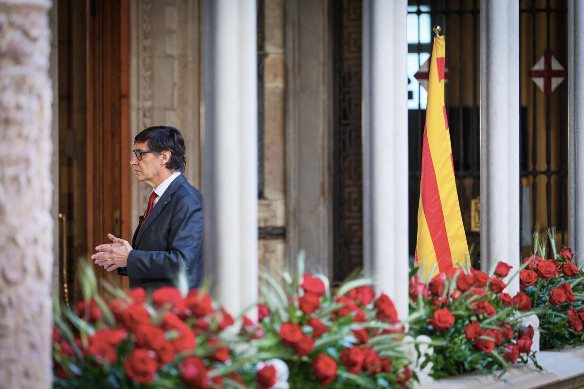 El presidente de la Generalitat, Salvador Illa, durante el mensaje institucional pronunciado con motivo de la Diada de Sant Jordi.