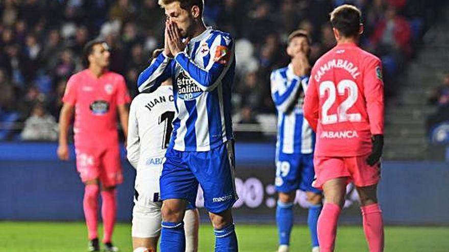 Fede Cartabia y Borja Valle, al fondo, se lamentan durante el partido contra el Lugo en la primera vuelta.