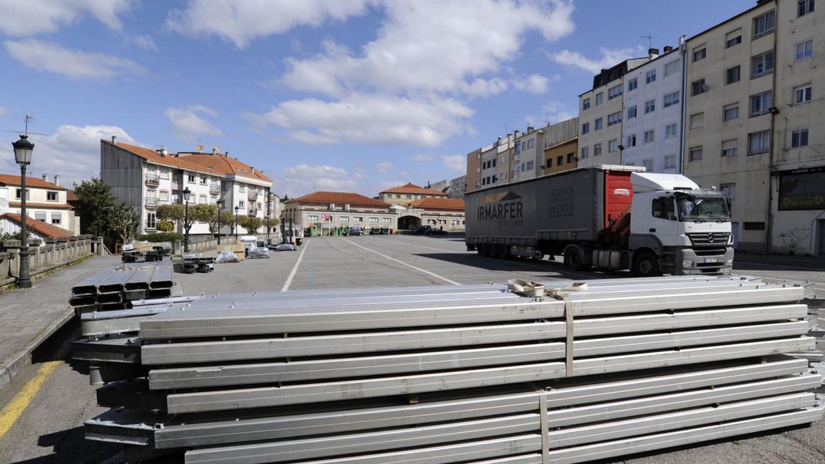 El Campo da Feira, ayer, vacío de coches, para el montaje de la carpa. |  // BERNABÉ/JAVIER LALÍN