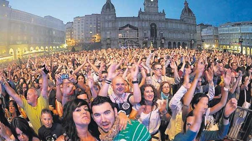 Público en la plaza. / juan varela