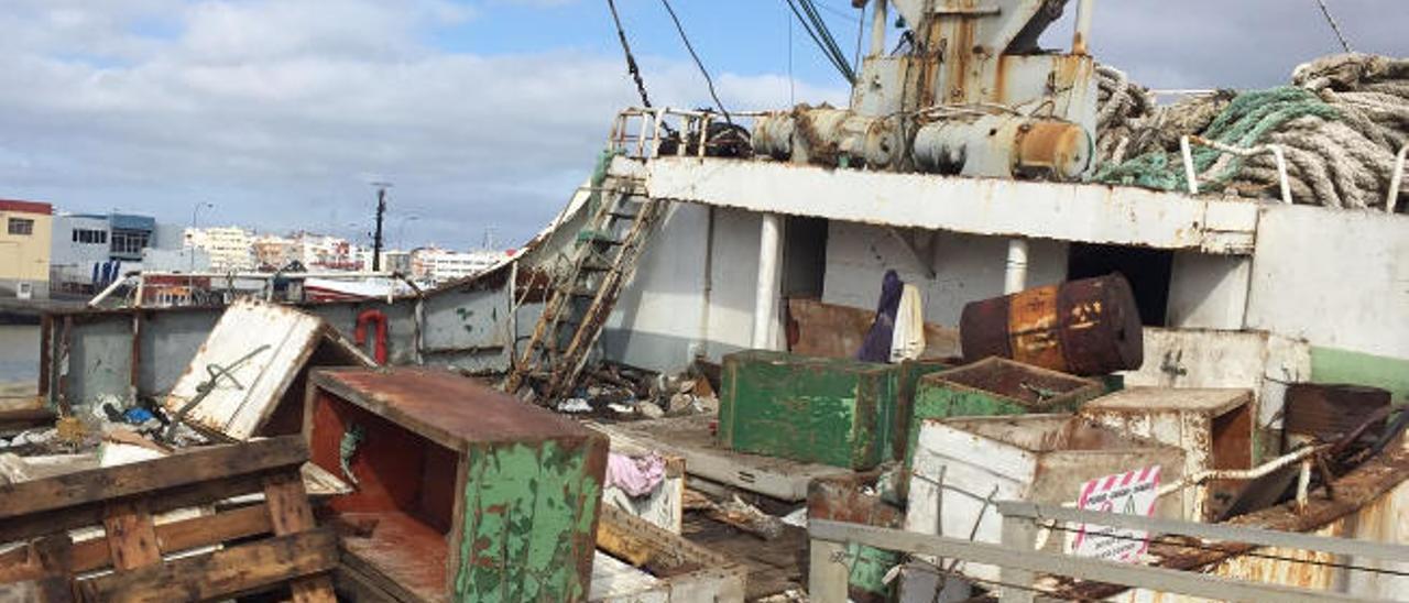El juez investiga los depósitos de fuel ilegales en los barcos abandonados