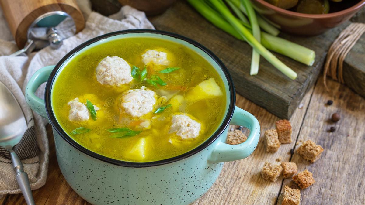 El caldo con pelotas admite muchas variantes en función de los ingredientes que tengas a mano