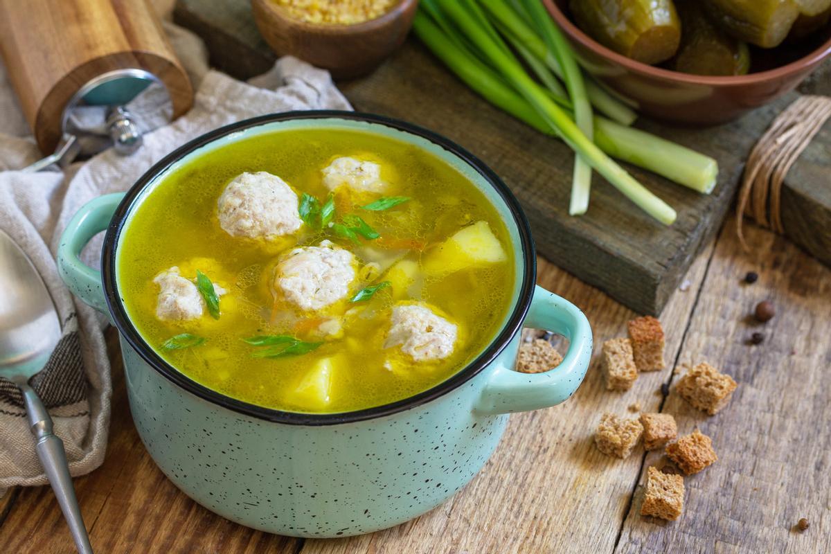 Caldo con pelotas alicantino