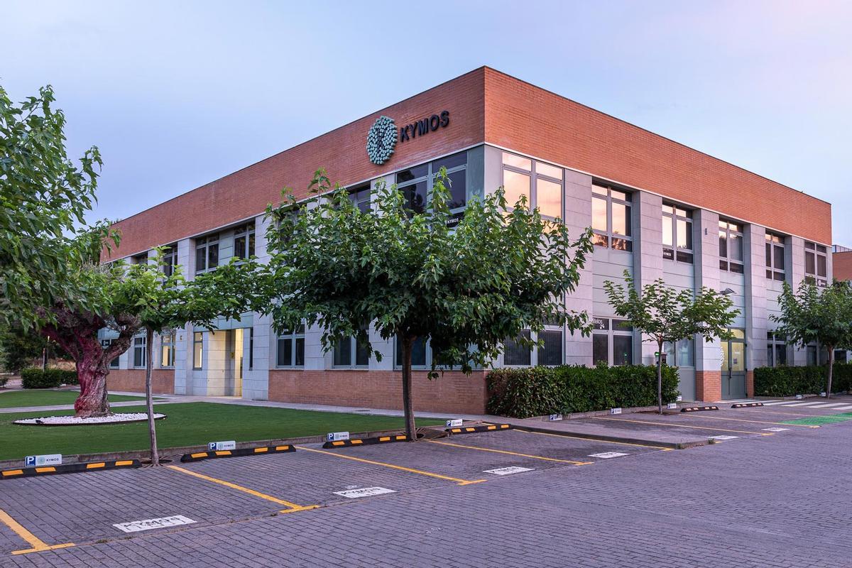 Fachada de la farmacéutica Kymos Group.