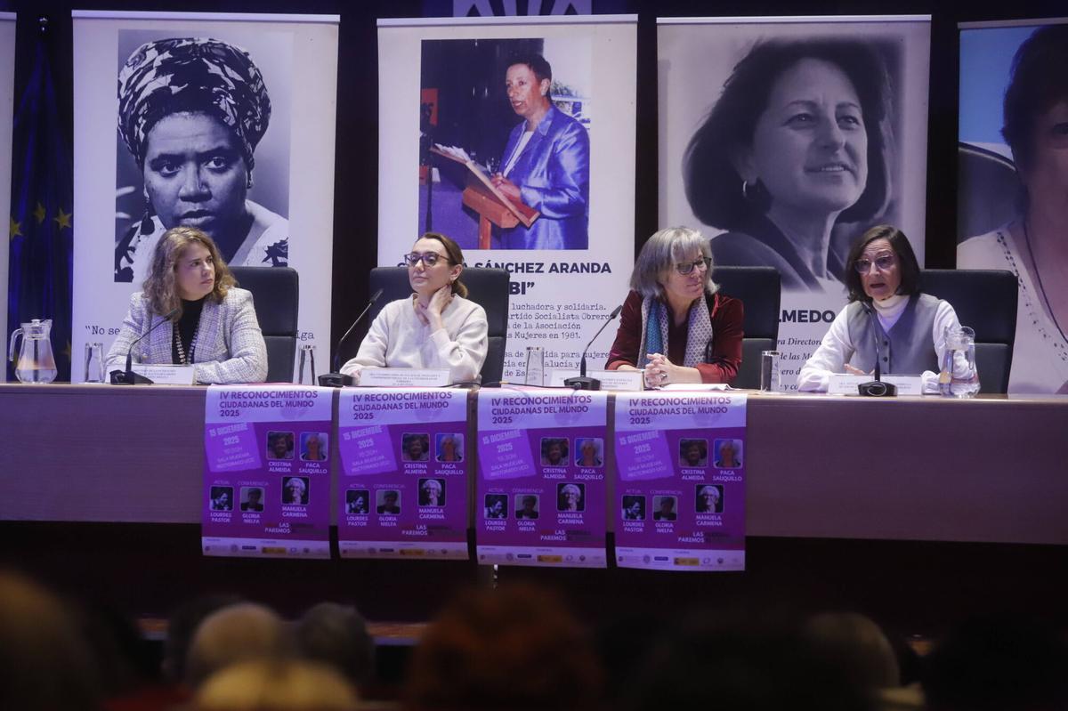 Sara Pinzi, María Teresa Varón, María Garzón Molina y Rafaela Pastor Ramírez presentando el acto