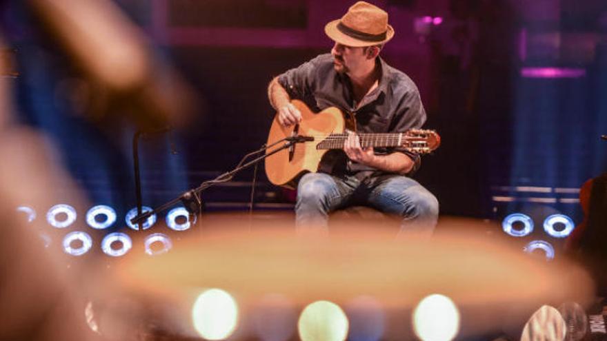 El guitarrista grancanario Yul Ballesteros, uno de los impulsores de la iniciativa, durante uno de sus conciertos.