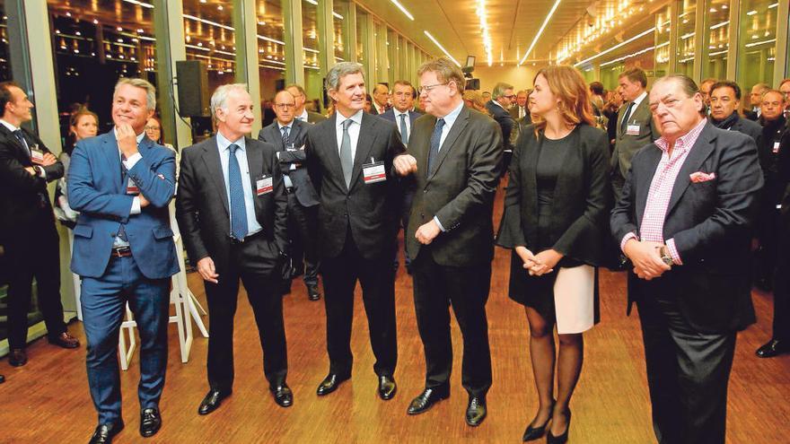 Ximo Puig y Francisco J. Riberas, en el centro, ayer con invitados y organizadores del congreso que arranca hoy.