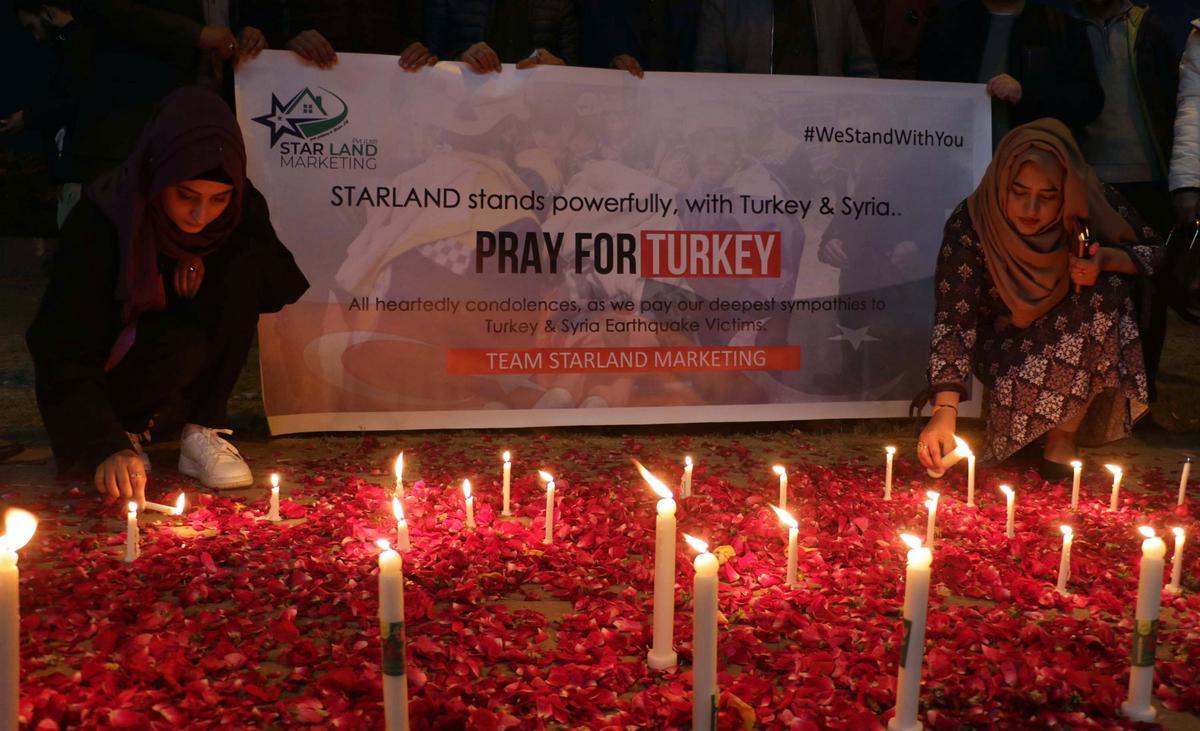 Islamabad (Pakistan), 06/02/2023.- Civil society activists light candles during a ceremony to remember the victims of a powerful earthquake in Turkey, in Islamabad, Pakistan, 06 February 2023. According to the US Geological Service, an earthquake with a preliminary magnitude of 7.8 struck southern Turkey close to the Syrian border on 06 February 2023. The earthquake caused buildings to collapse and sent shockwaves over northwest Syria, Cyprus, and Lebanon. (Terremoto/sismo, Chipre, Líbano, Siria, Turquía) EFE/EPA/SOHAIL SHAHZAD 7081