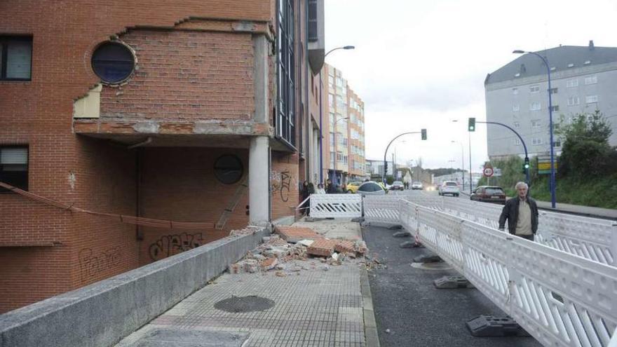 Fachada afectada por un desplome, el pasado miércoles, en Fonteculler.