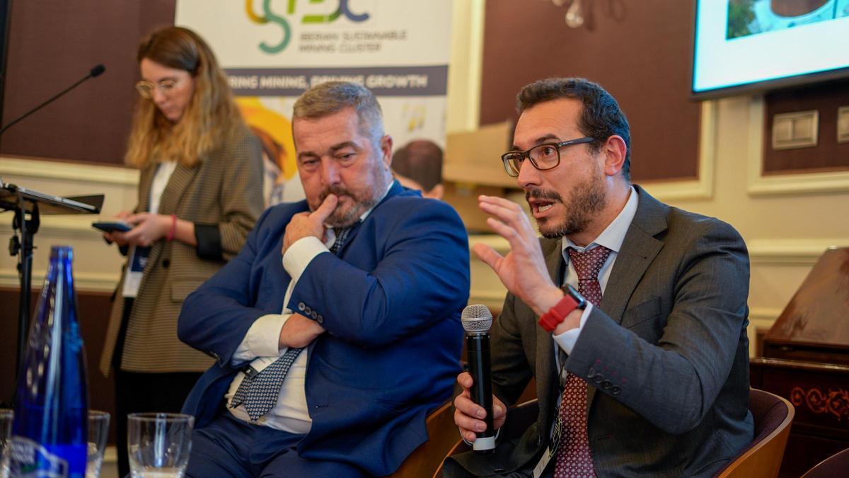 De izquierda a derecha, Juan José Fernández Garrido, alcalde de Aznalcóllar y Rafael Cano, director de operaciones de Minera Los Frailes