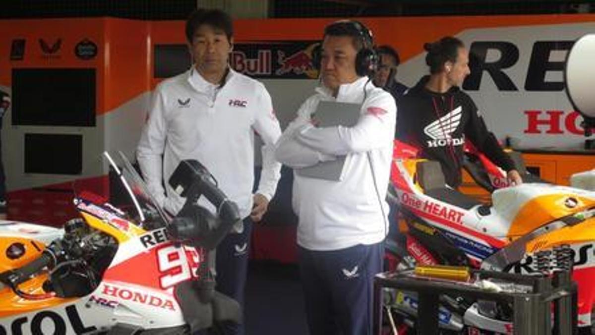 A la izquierda, Tetsuhiro Kuwata, jefe del proyecto Honda MotoGP, junto a Ken Kawauchi, íngeniero campeón con Suzuki y ahora en el 'team' Repsol Honda.