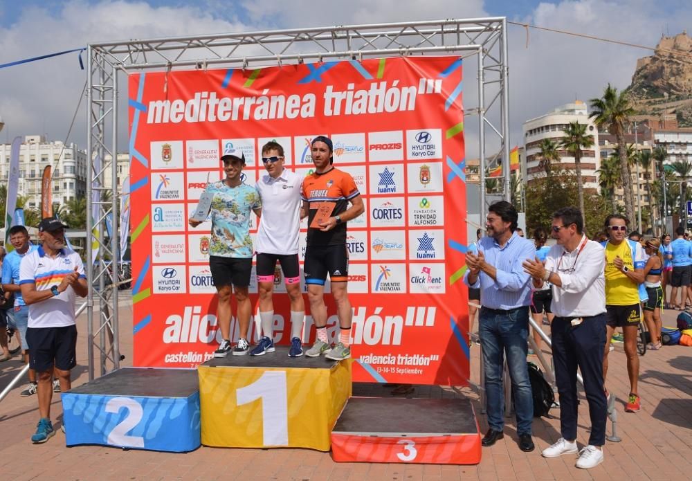 El número dos del PP, Teodoro García Egea, entre los 1.250 triatletas en Alicante
