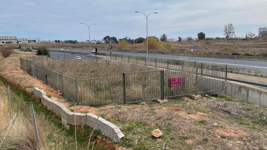 El hipocausto, al sur del hipódromo de Sant Jordi, es inacesible por una valla y se halla sepultado por la maleza.