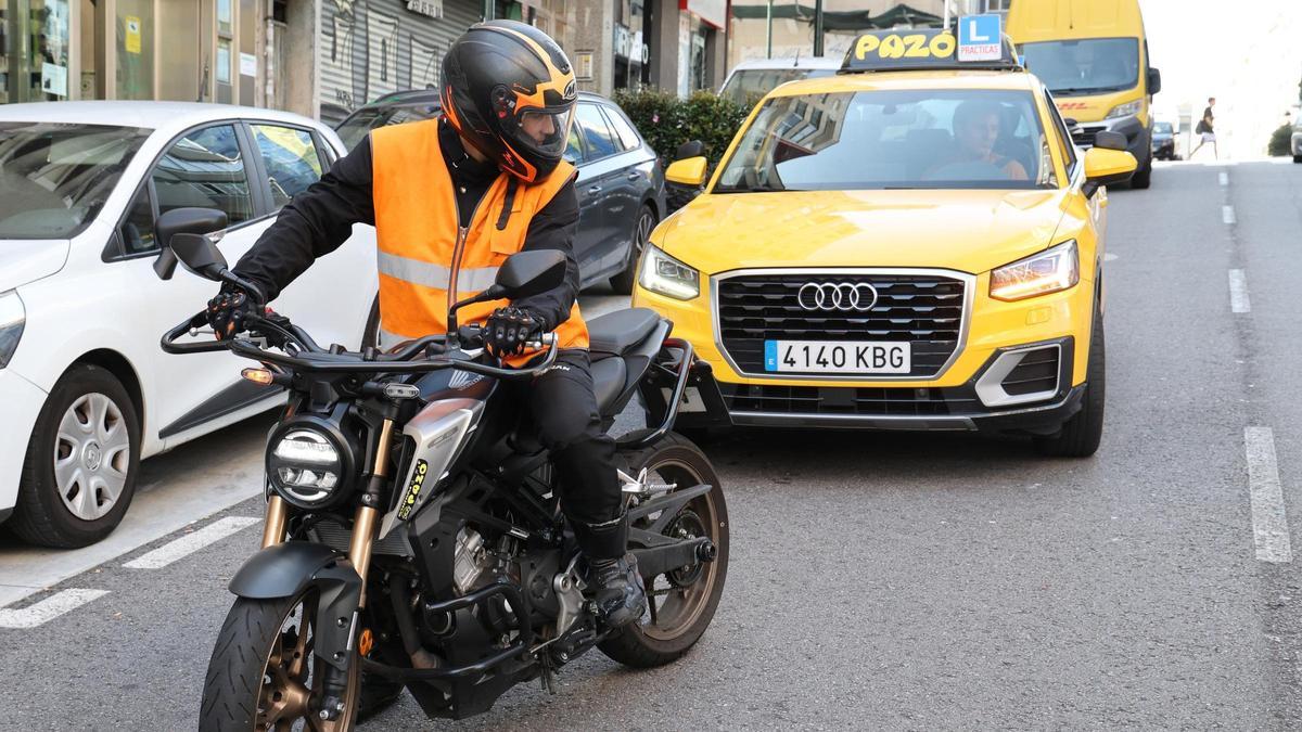 Una práctica de moto por las calles de Vigo.