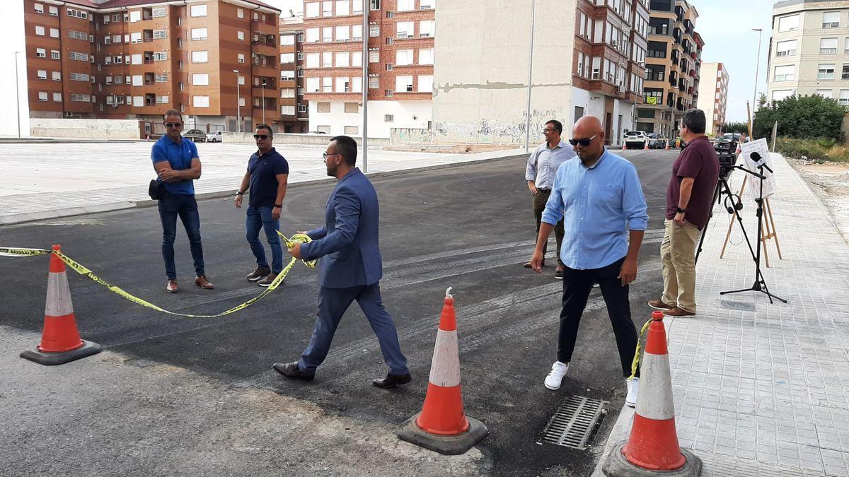 El propio alcalde de Vila-real, José Benlloch, ha quitado la cinta que ha dado por inaugurada la apertura de las calles Alfred Nobel e Isabel de Villena.