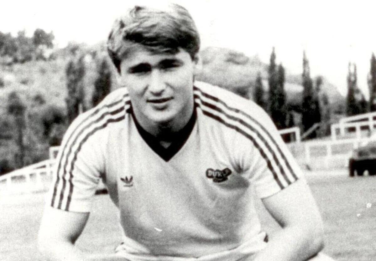 Un joven Milan Luhovy, en su etapa como jugador del Fotbalový Klub Dukla Praga de Checoslovaquia.