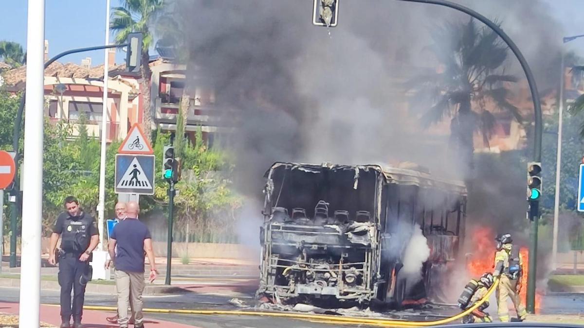 Un autobús ardió frente al Campus de los Jerónimos de la Universidad Católica a principios de octubre.