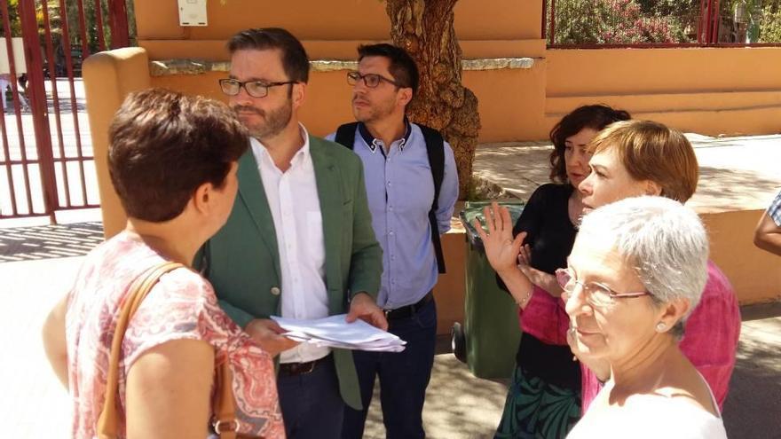 El alcalde de Palma, José Hila, ayer durante su visita al colegio Aina Moll.