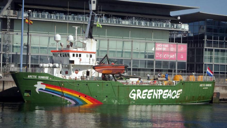 El buque de Greenpeace, Artic Sunrise, atracado en el Puerto de A Coruña.