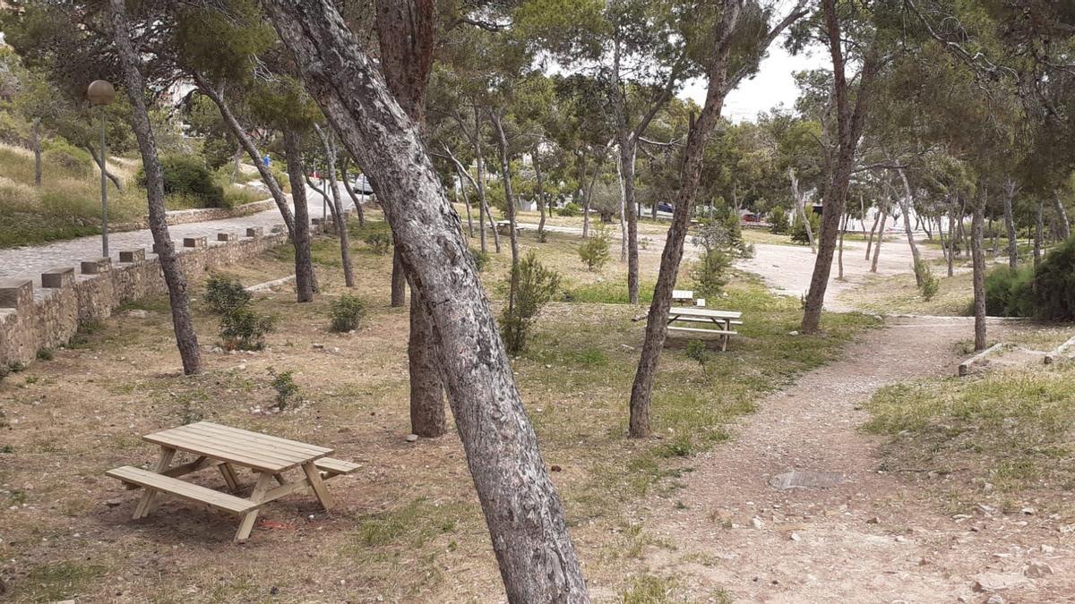 Reposición de mesas de picnic en el Benacantil