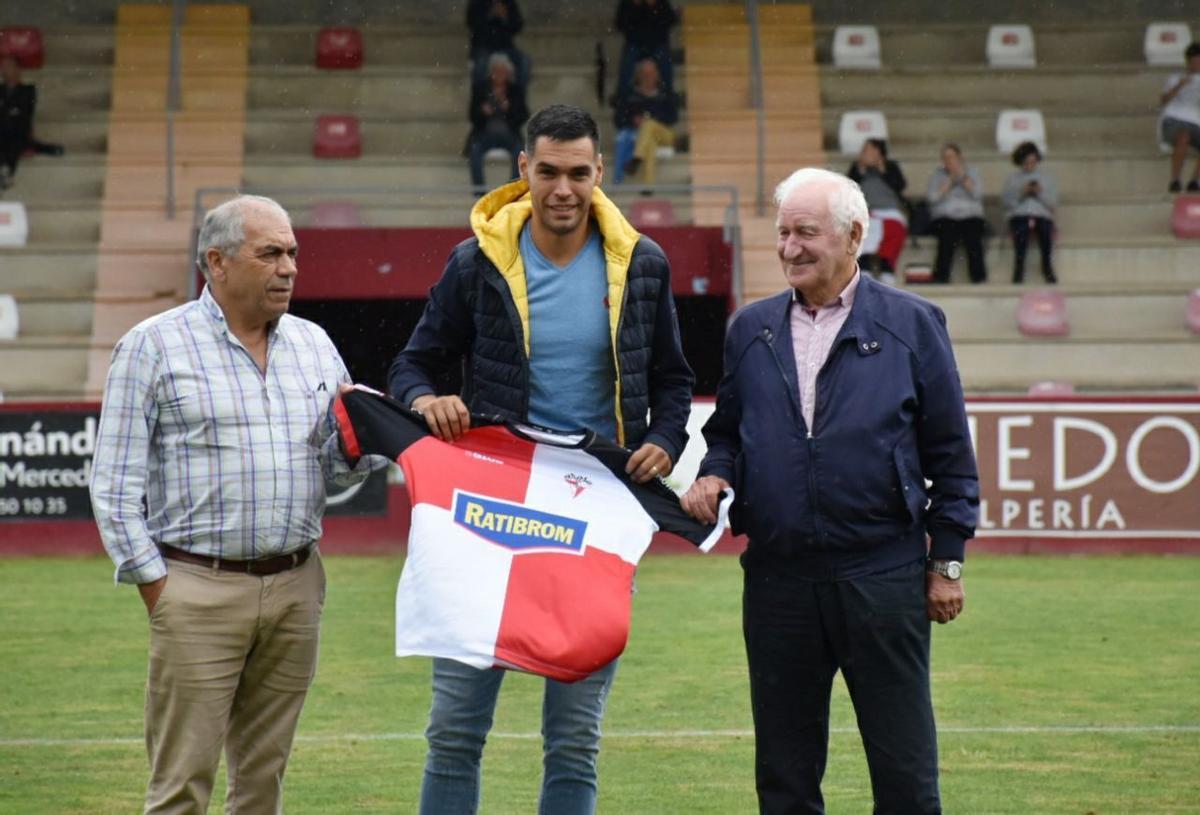 Presentación de Abel Suárez ayer en A Lomba.