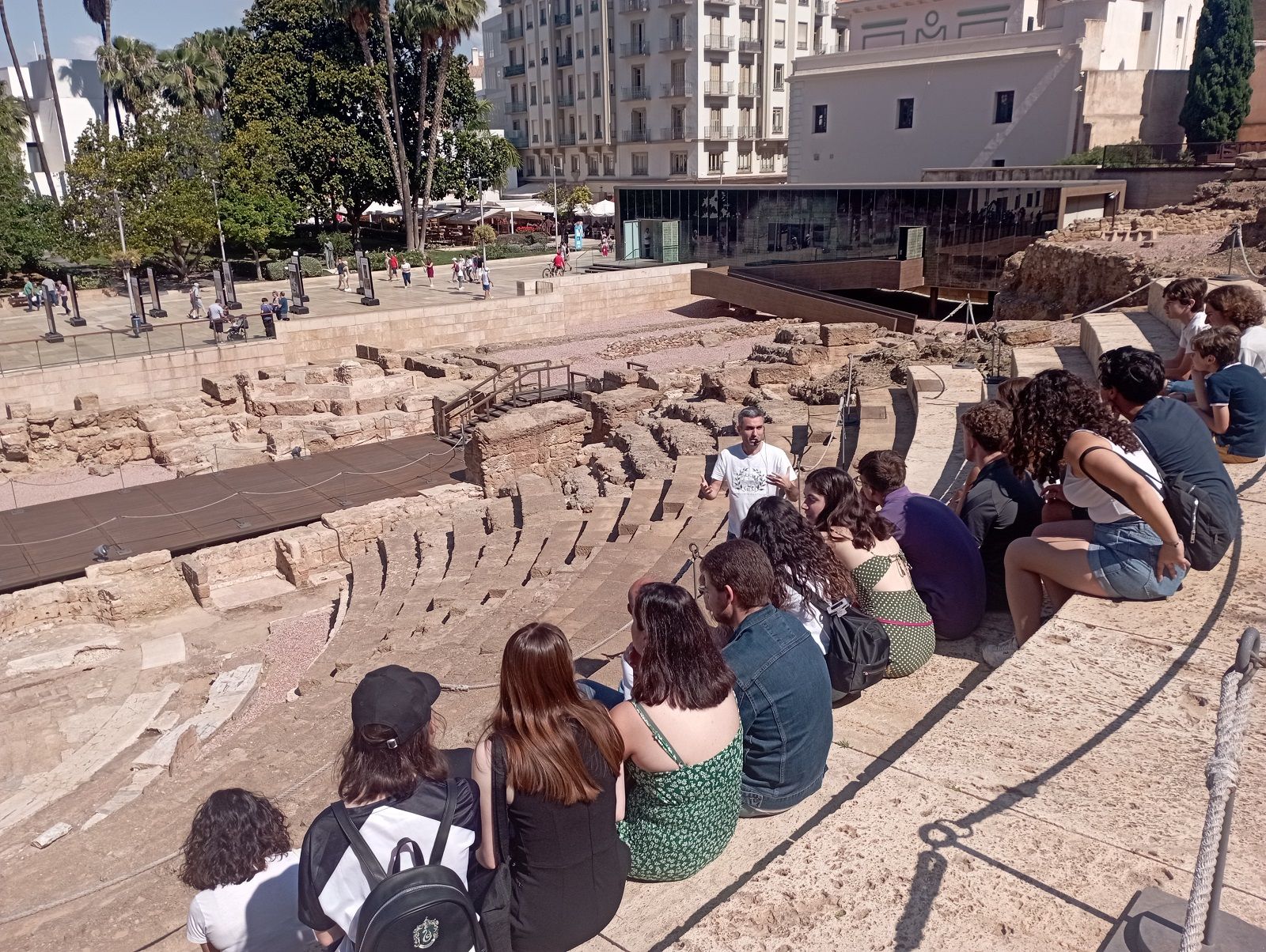 Visita guiada en latín a la Malaca romana por la rama malagueña de la Sociedad Española de Estudios Clásicos.